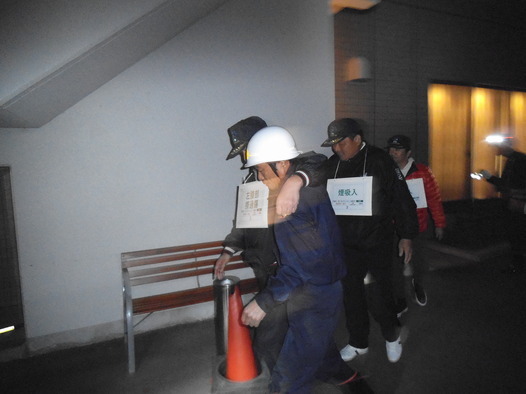 名手病院で、那賀消防組合消防隊、名手病院自衛消防隊と合同で夜間訓練を行う那賀方面隊の写真2