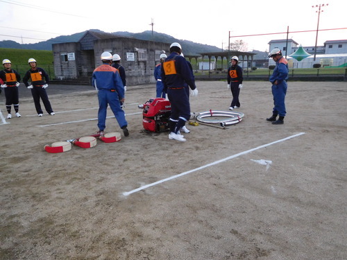 消防ポンプ操法大会の小型ポンプ操法の部に出場する桃山方面隊メンバーの訓練写真2