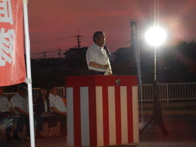 選手たちに激励の言葉を贈る中村市長の写真