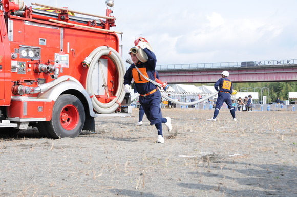 市防災総合訓練でポンプ車操法を披露する打田方面隊メンバーの写真2