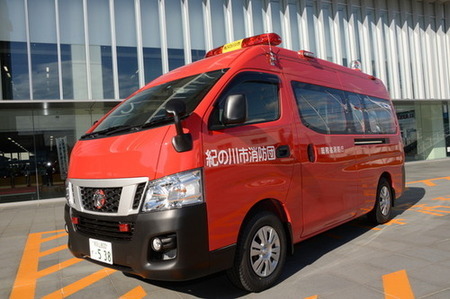 小型動力ポンプ搭載多機能車の左斜め前の写真