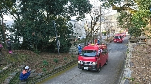 国指定重要文化財の三船神社で、那賀消防組合、三船神社自衛消防隊と合同で消防訓練を行う桃山方面隊の写真1