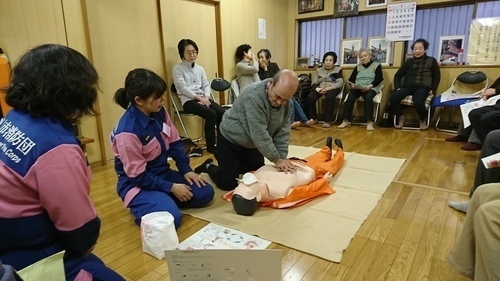 筋力トレーニングサークルで応急手当指導をする女性分団員の写真2