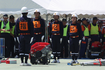 小型ポンプ操法の部に出場した貴志川方面隊の選手たちの写真1