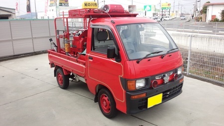  消防ポンプ付き積載車の右斜め前の写真