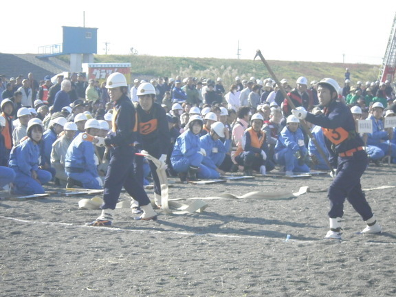 市防災総合訓練で訓練の成果を披露する粉河方面隊メンバーの訓練の写真2