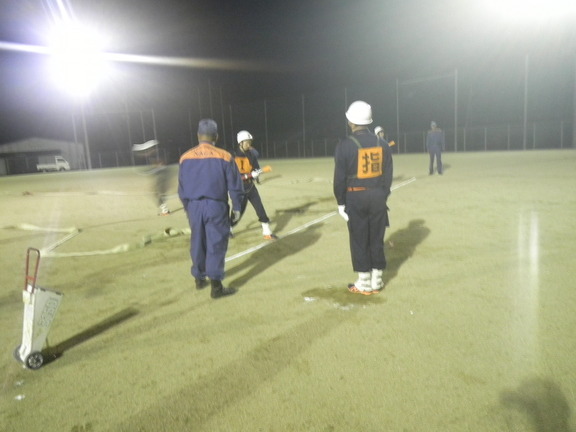 第25回和歌山県消防ポンプ操法大会のポンプ車操法の部に出場する粉河方面隊メンバーの訓練の写真2