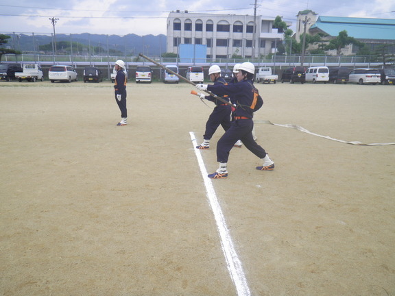 第25回和歌山県消防ポンプ操法大会のポンプ車操法の部に出場する粉河方面隊メンバーの訓練の写真4