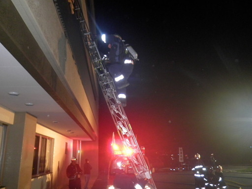 那賀消防組合、きしがわ園自衛消防隊と貴志川方面隊が合同で夜間の火災を想定した消火・避難誘導訓練の写真1