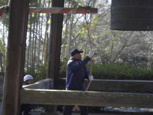 名手八幡神社で、那賀消防組合、名手八幡神社自衛消防隊、那賀中学校生徒・教員と合同で消防訓練を行う那賀方面隊の写真1