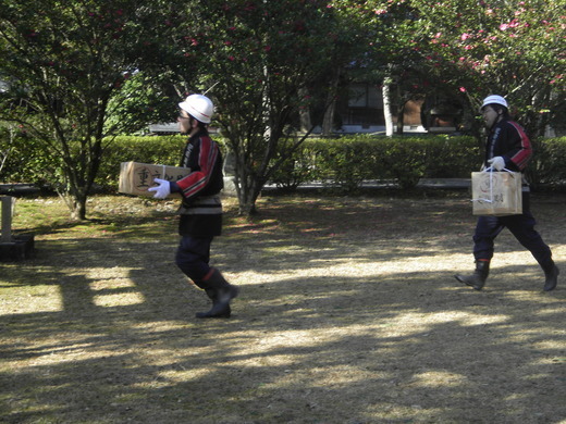 名手八幡神社で、那賀消防組合、名手八幡神社自衛消防隊、那賀中学校生徒・教員と合同で消防訓練を行う那賀方面隊の写真3