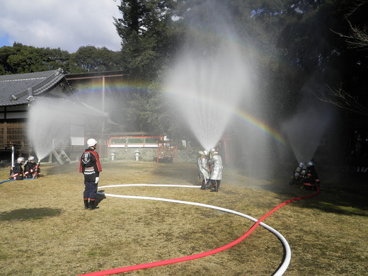 名手八幡神社で、那賀消防組合、名手八幡神社自衛消防隊、那賀中学校生徒・教員と合同で消防訓練を行う那賀方面隊の写真4