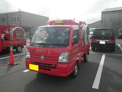 最新の消防ポンプ付き積載車（軽トラック4WDタイプ）の左斜め前の写真