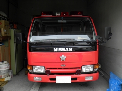 消防ポンプ付き積載車（普通2tトラック4WDタイプ）の前方の写真