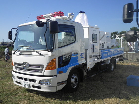 排水ポンプ車の左斜め前の写真
