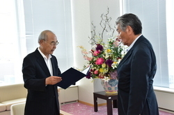紀の川市水道事業運営審議会会長から中村市長へ答申する写真1