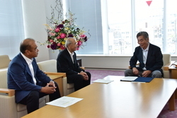 紀の川市水道事業運営審議会会長から中村市長へ答申する写真2
