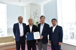 紀の川市水道事業運営審議会会長から中村市長へ答申する写真3