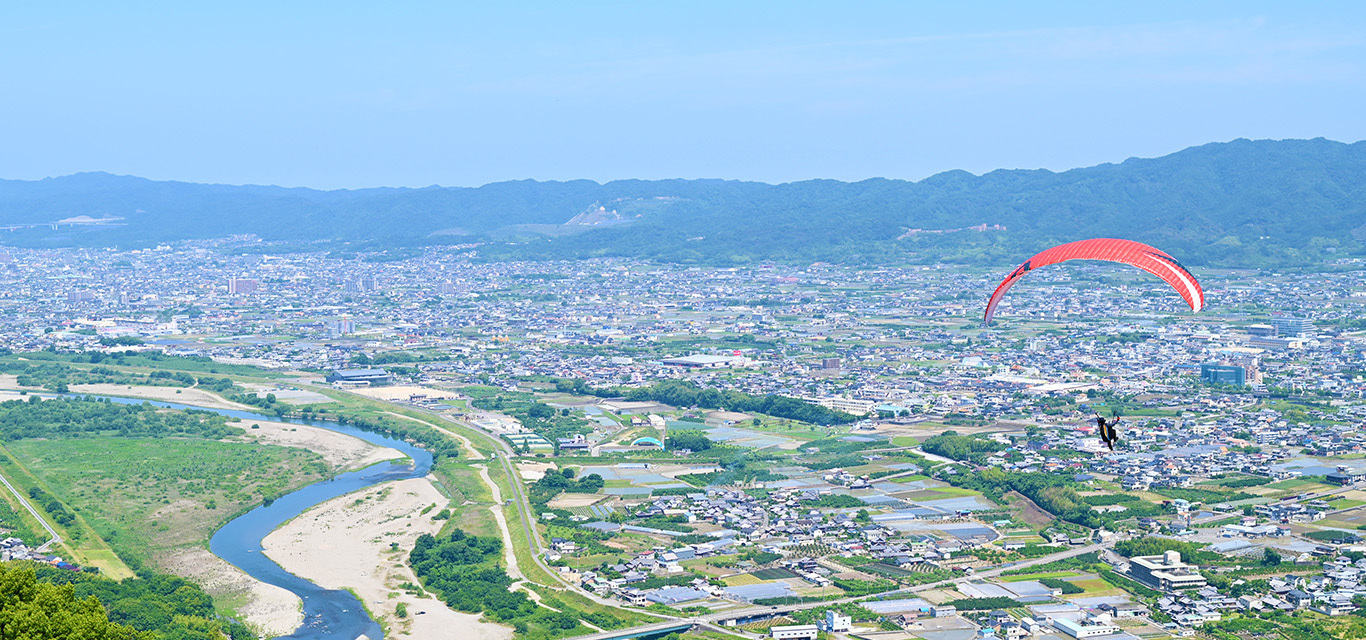 人が行き交い自然の恵みあふれる住みよいまち（紀の川市内全景の写真）