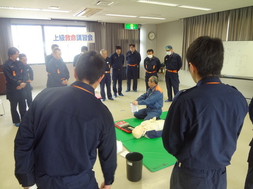 那賀消防組合防災センターで上級救命講習を受講する那賀方面隊の写真1