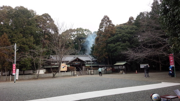 県指定文化財の東田中神社で、那賀消防組合消防隊と東田中神社役員の方々と合同で消火訓練を行う打田方面隊の写真1