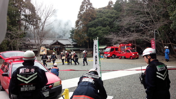 県指定文化財の東田中神社で、那賀消防組合消防隊と東田中神社役員の方々と合同で消火訓練を行う打田方面隊の写真2