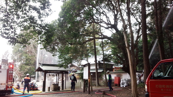 県指定文化財の東田中神社で、那賀消防組合消防隊と東田中神社役員の方々と合同で消火訓練を行う打田方面隊の写真3