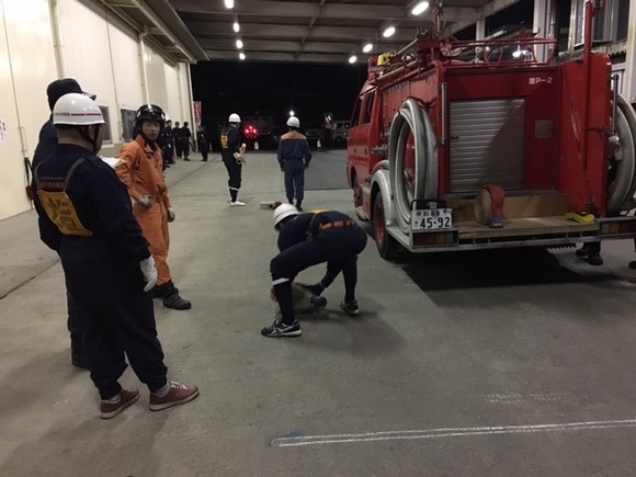 消防ポンプ操法大会のポンプ車操法の部に出場する打田方面隊メンバーの訓練写真3