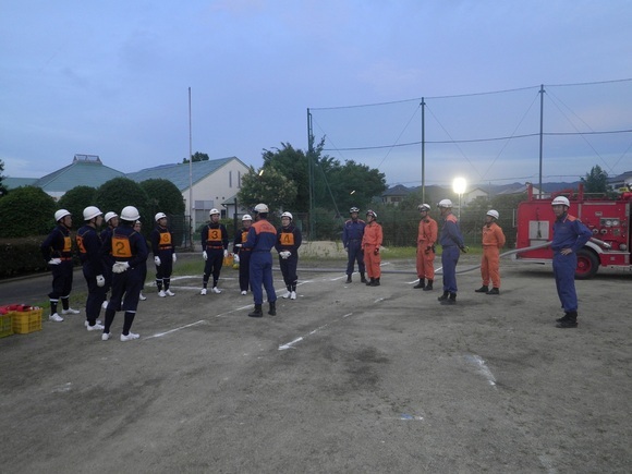 消防ポンプ操法大会のポンプ車操法の部に出場する打田方面隊メンバーの訓練写真1