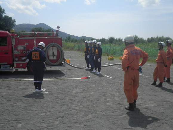 消防ポンプ操法大会のポンプ車操法の部に出場する打田方面隊メンバーの訓練写真5