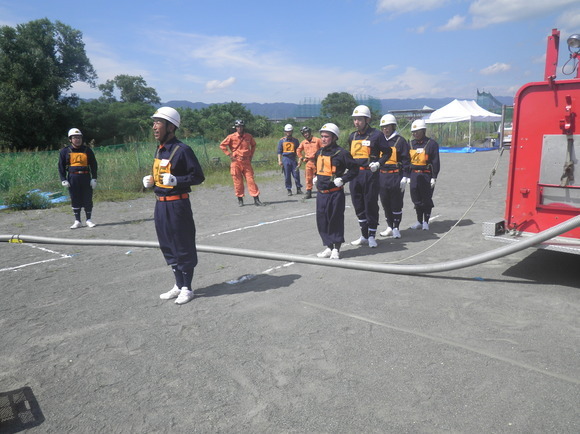 消防ポンプ操法大会のポンプ車操法の部に出場する打田方面隊メンバーの訓練写真4