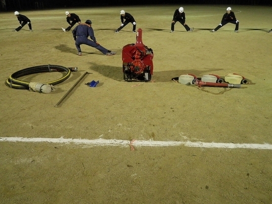 第24回和歌山県消防ポンプ操法大会の小型ポンプ操法の部に出場する那賀方面隊メンバーの訓練の写真1