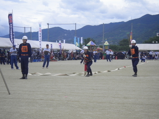 第24回和歌山県消防ポンプ操法大会の小型ポンプ操法の部に出場した那賀方面隊メンバーの写真1