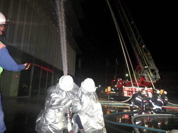 那賀消防組合、紀の川市役所自衛消防隊と合同で市役所新庁舎初の消防訓練を行う打田方面隊の写真