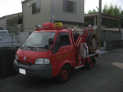 消防ポンプ付き積載車（普通トラック4WD）の左斜め前の写真