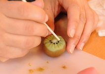 キウイの和菓子細工を作る様子