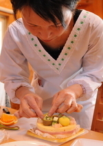 参加者が和菓子細工を飾り付ける様子