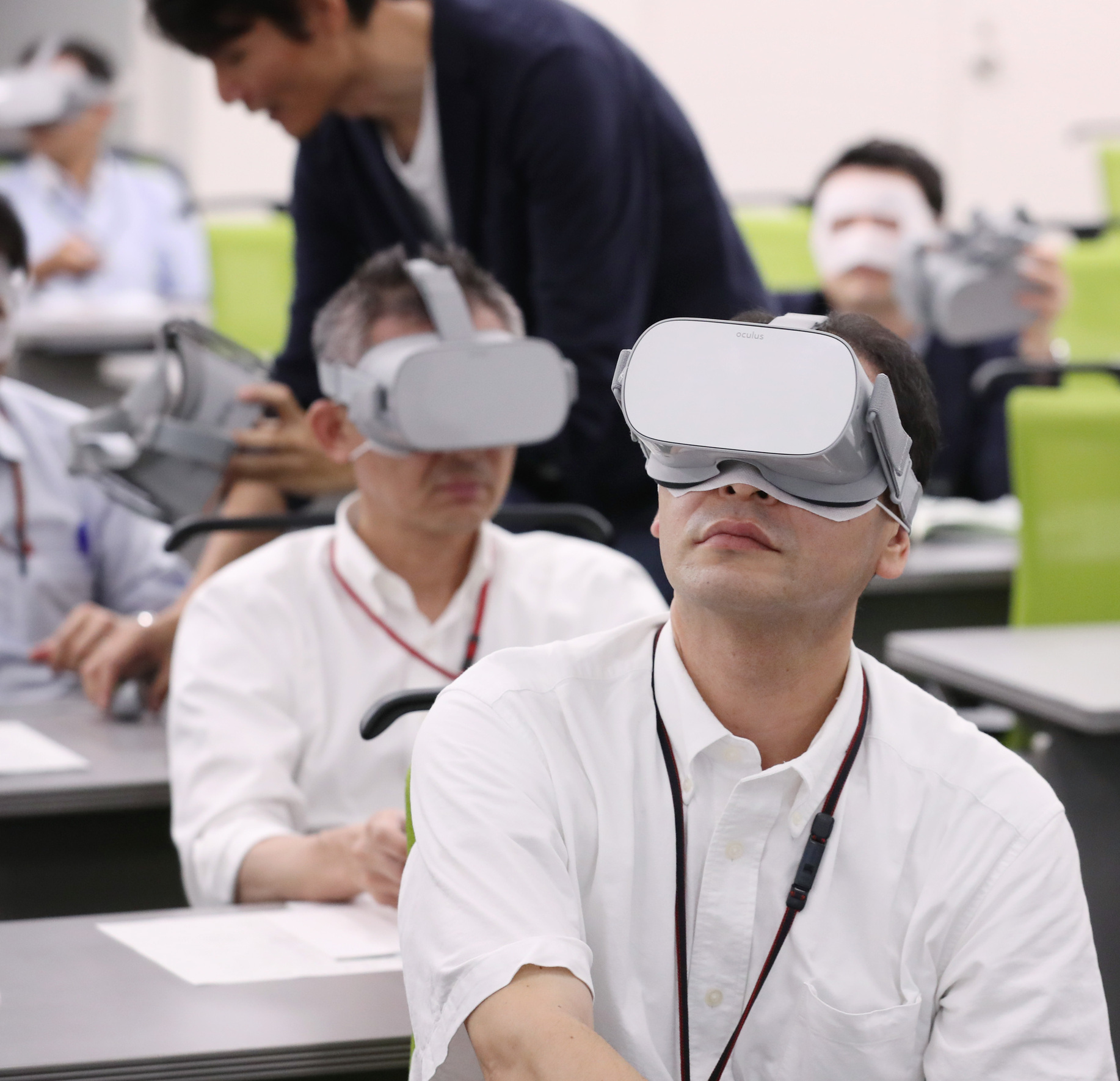 VRゴーグルを装着する男