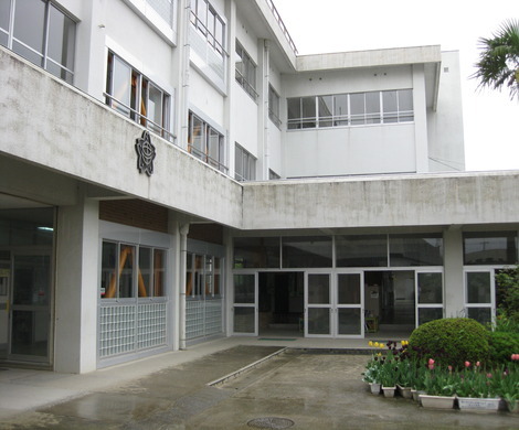 田中小学校玄関ホールの写真