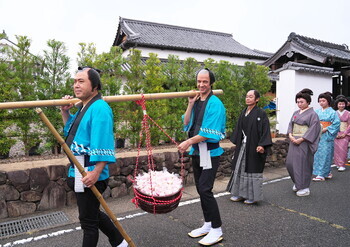 入選「餅樽を担いで」