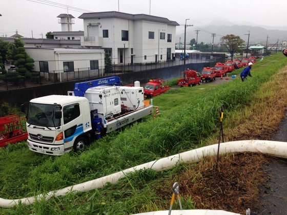 消防団打田方面隊と排水活動を行うパッケージ車の写真