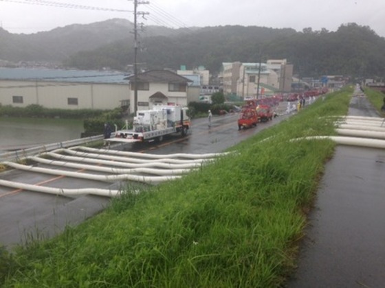 和歌山県排水ポンプ車、消防団貴志川方面隊と連携した排水作業の写真