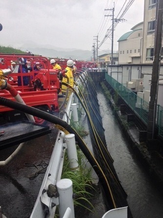 貴志川町丸栖地区で排水作業を行う消防団員の写真1