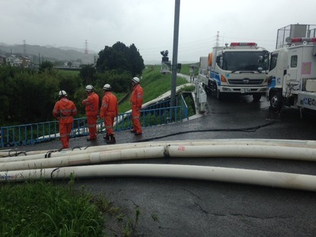 桃山町調月中部地区で排水作業を行う写真1
