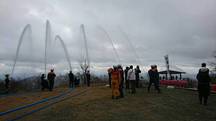林野火災を想定した訓練の一斉放水の写真