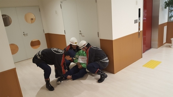 新築移転した白水園で、那賀消防組合、白水園自衛消防隊と合同で消防訓練、避難訓練を行う粉河方面隊の写真1