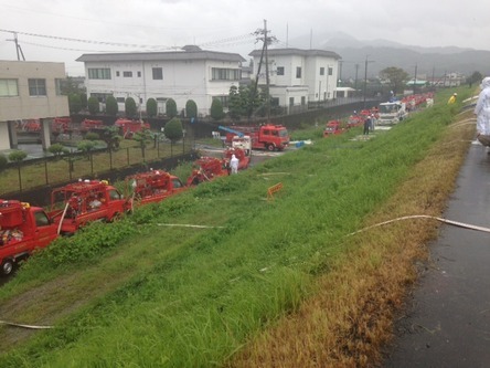 桃山町市場・調月北部地区で排水作業を行う消防団の写真1