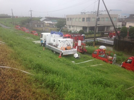 桃山町市場・調月北部地区で排水作業を行う消防団の写真2