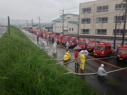 貴志川町丸栖地区で排水作業を行う消防団員の写真2