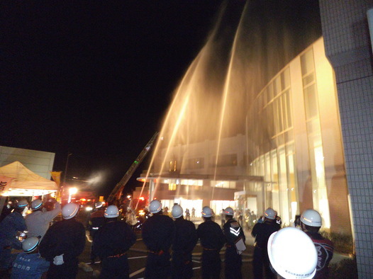 名手病院で、那賀消防組合消防隊、名手病院自衛消防隊と合同で夜間訓練を行う那賀方面隊の写真3